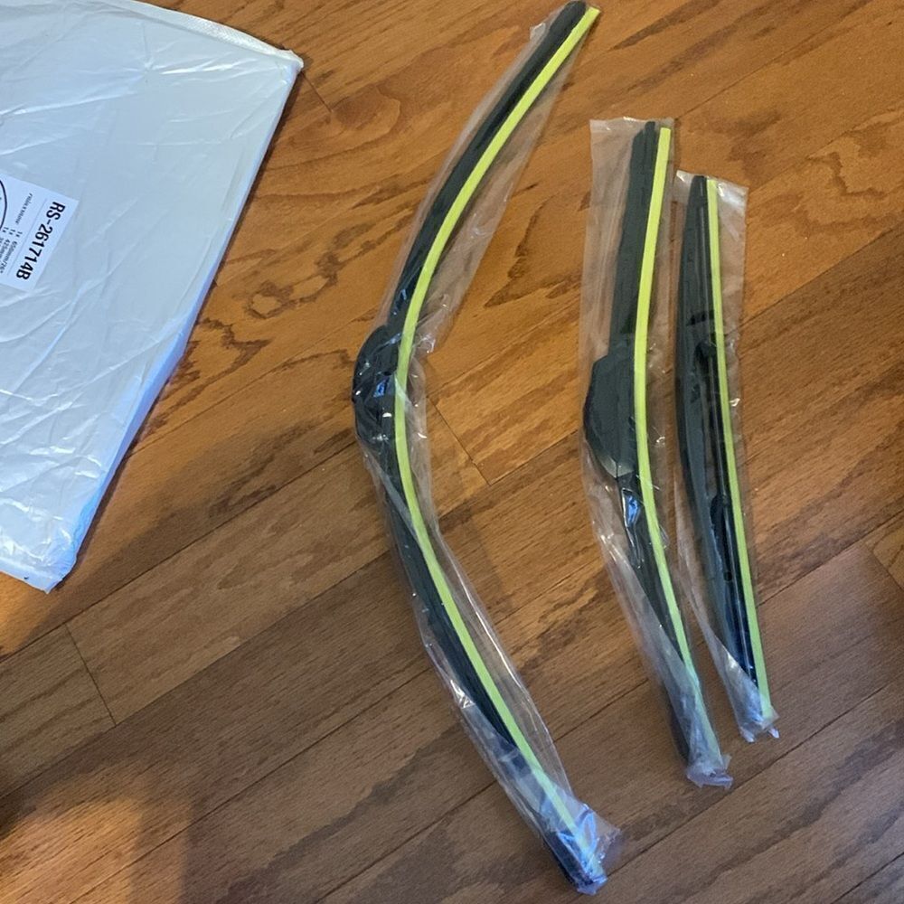 Windshield Wipers/ Honda & others...See photos